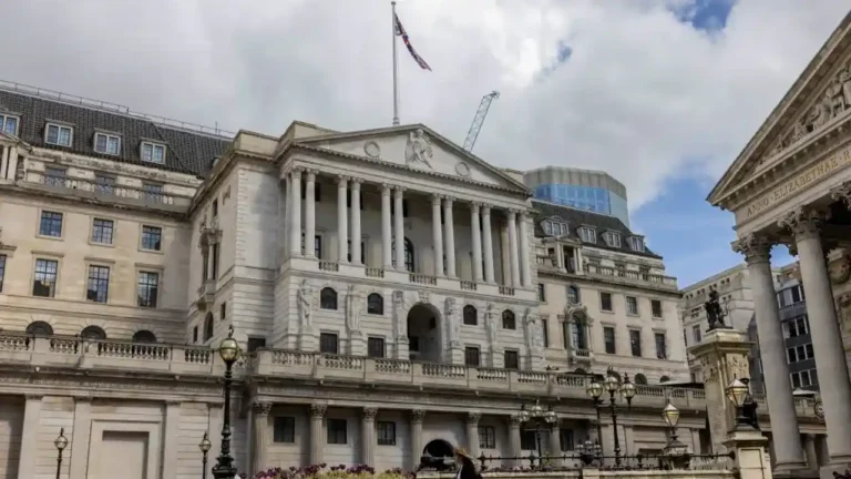Bank of England cuts rates unexpectedly - Pound crashes to 2021 lows
